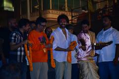 ‘भूल भुलैया 3’ की सक्सेस के बीच वाराणसी पहुंचे कार्तिक आर्यन, माथे पर तिलक लगाकर की गंगा आरती, देखें तस्वीरें