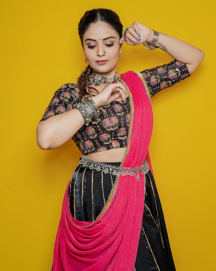 బ్లాక్ లెహంగాకు తగ్గట్లు.. పింక్, బ్లాక్ కాంబినేషన్లో వచ్చిన డిజైనర్ బ్లౌజ్ వేసుకుంది. పింక్ కలర్ దుపట్టా వేసుకుని చాలా అందంగా కనిపించింది. (Images Source : Instagram/Sreemukhi)
