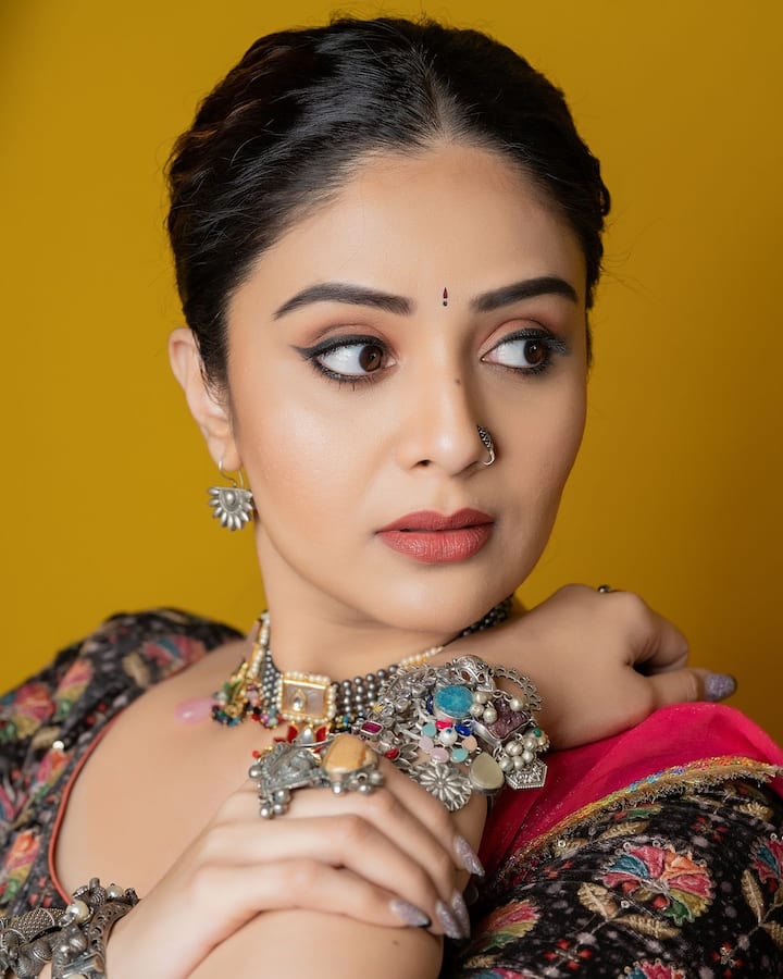 శ్రీముఖి ట్రెడీషనల్ లుక్లో ఫోటోషూట్ చేసింది. ఓ షో కోసం అందంగా ముస్తాబైన ఈ భామ ఫోటోలకు క్యూట్ ఫోజులిచ్చింది.(Images Source : Instagram/Sreemukhi)