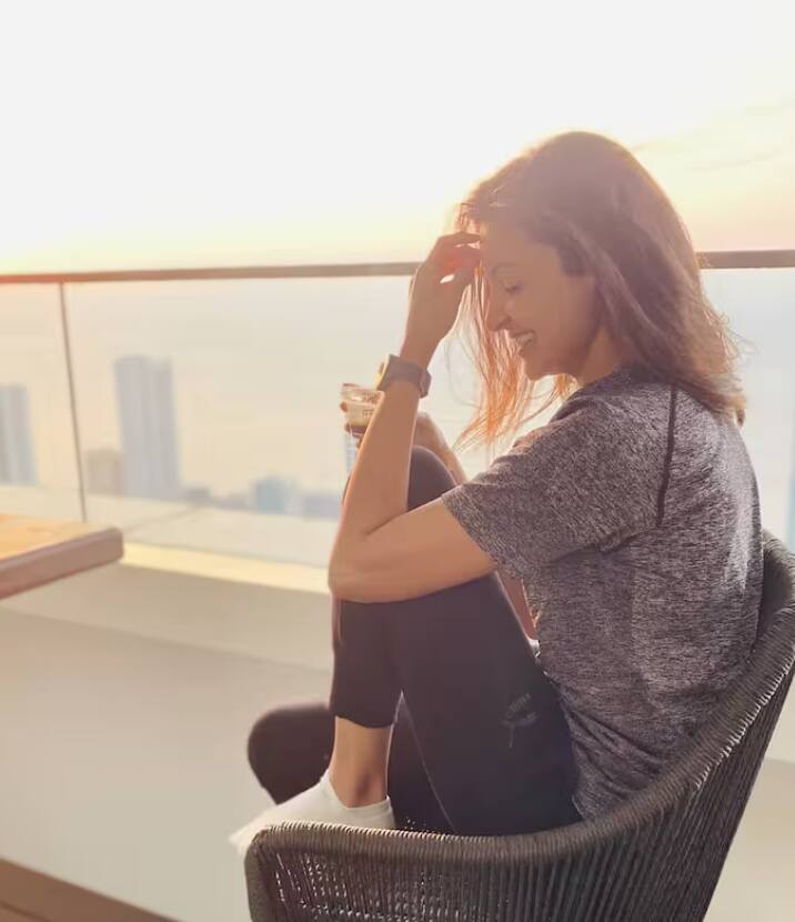 एक्ट्रेस अक्सर अपने घर की बड़ी सी बालकनी में बैठकर सनसेट को एंजॉय करती हैं.