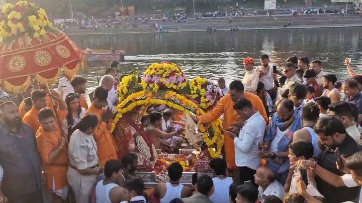 उन्होंने बताया कि सबसे पहले भगवान महाकाल के मुखौटे की विधि विधान से पूजा अर्चना करने के बाद आरती की गई. इसके बाद महाकालेश्वर मंदिर के मुख्य द्वार पर सवारी को गार्ड आफ आनर दिया गया. इसके बाद सवारी अपने पारंपरिक मार्ग से रामघाट पर पहुंची. जहां भगवान महाकाल का शिप्रा के जल से अभिषेक किया गया.