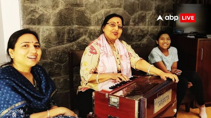 शारदा सिंह के नेटवर्थ की चर्चा भी खूब हो रही है. मीडिया रिपोर्ट्स के मुताबिक, मशहूर गायिका की नेटवर्थ 16 से 42 करोड़ के बीच है. शारदा सिन्हा के परिवार की बात करें तो पति का नाम बृज किशोर था. हालांकि उनका निधन हो चुका है. उनके दो बच्चे हैं जिनमें बेटी का नाम वंदना है और बेटे का नाम अंशुमान सिंह है.