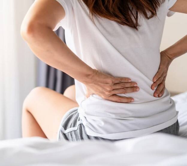 એવી ઘણી સમસ્યાઓ છે જે જીવનશૈલીમાં પરિવર્તન લાવી રહી છે.કમરનો દુખાવો આમાંથી એક છે. તેનાથી છૂટકારો મેળવવા માટે લોકો બધી ખર્ચાળ દવાઓનો વપરાશ કરે છે, પરંતુ કેટલાક ઘરેલું ઉપાય વધુ અસરકારક સાબિત થઈ શકે છે. આ ઘરેલુ ઉપાયની સહાયથી કમરનો દુખાવો મટાડી શકાય છે.