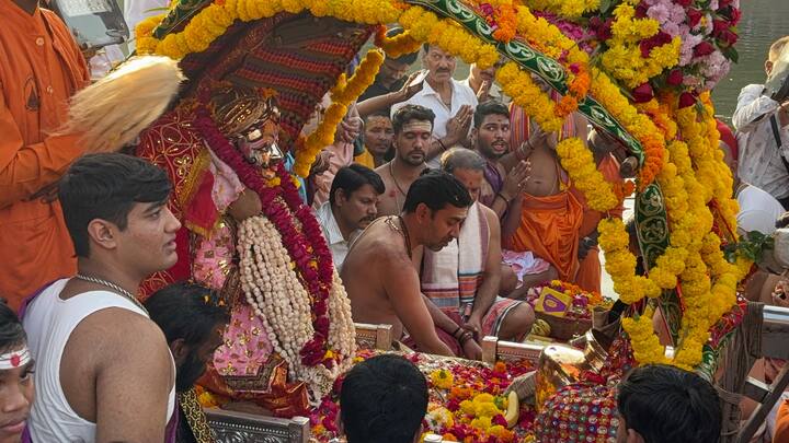 श्री महाकालेश्वर भगवान की सवारी में पुलिस बैण्ड, घुड़सवार दल, सशस्त्र पुलिस बल के जवान आदि के साथ श्री महाकालेश्वर मंदिर से गुदरी चौराहा, बक्षी बाजार कहारवाडी होते हुए रामघाट क्षिप्रातट पहुंचेगी, वहां मॉ क्षिप्रा के जल से पूजन-अर्चन हुआ.