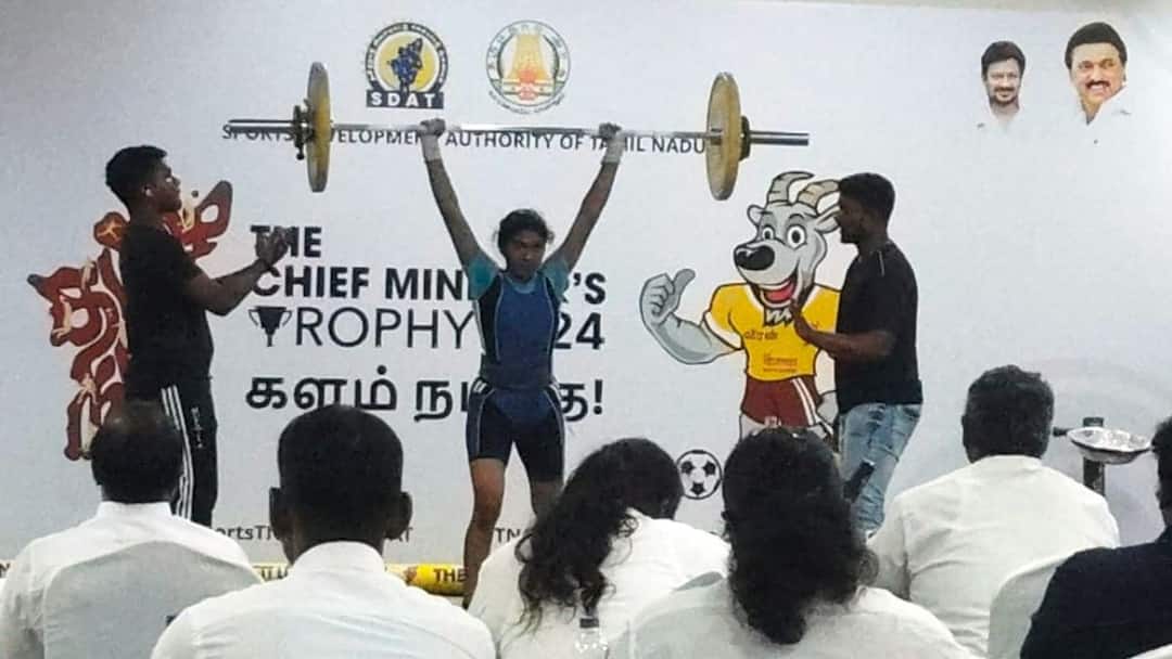 Tamil Nadu Chief Minister's Trophy: SA College Student Wins Silver Medal on weightlifting தமிழ்நாடு முதலமைச்சர் கோப்பை: வெள்ளிப் பதக்கம் வென்று SA கல்லூரி மாணவி அசத்தல்.!