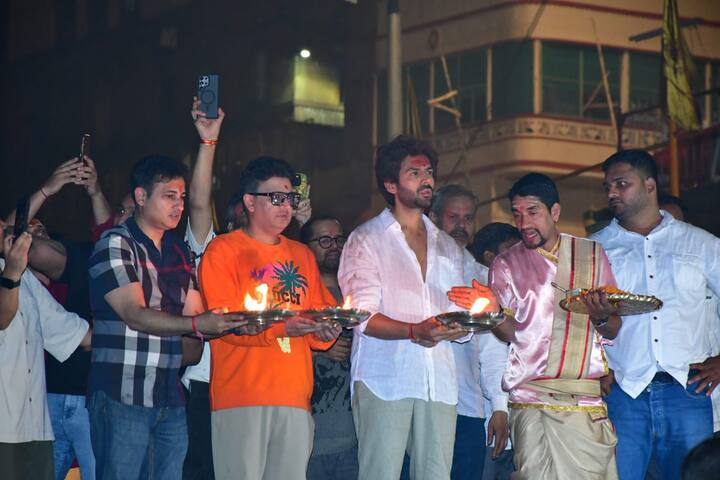 एक फोटो में कार्तिक आर्यन ज्योत हाथ में लिए मां गंगा की आरती उतारते हुए नजर आए. एक्टर की ये तस्वीरें तेजी से इंटरनेट पर वायरल हो रही हैं.