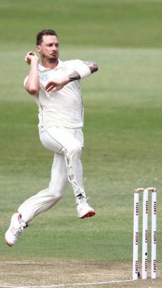 गेंदबाज़ के स्पाइक्स वाले शूज कितने रुपये के आते हैं?