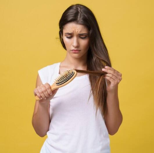 ਅਕਸਰ ਲੋਕ ਕਹਿੰਦੇ ਹਨ ਕਿ ਵਾਲ ਝੜਨ ਦਾ ਕਾਰਨ ਗਲਤ ਕਾਸਮੈਟਿਕਸ ਦੀ ਵਰਤੋਂ ਹੈ, ਪਰ ਅਜਿਹਾ ਨਹੀਂ ਹੈ। ਗੁਰੂਗ੍ਰਾਮ ਦੇ ਸੀਕੇ ਬਿਰਲਾ ਹਸਪਤਾਲ ਦੇ ਸਲਾਹਕਾਰ ਚਮੜੀ ਦੇ ਮਾਹਿਰ ਡਾਕਟਰ ਰੁਬੇਨ ਭਸੀਨ ਪਾਸੀ ਦੇ ਅਨੁਸਾਰ, ਵਾਲਾਂ ਦਾ ਝੜਨਾ ਗੰਭੀਰ ਸਮੱਸਿਆਵਾਂ ਨੂੰ ਦਰਸਾਉਂਦਾ ਹੈ। ਆਓ ਜਾਣਦੇ ਹਾਂ ਇਸ 'ਤੇ ਡਾਕਟਰ ਹੋਰ ਕੀ ਕਹਿੰਦੇ ਹਨ।