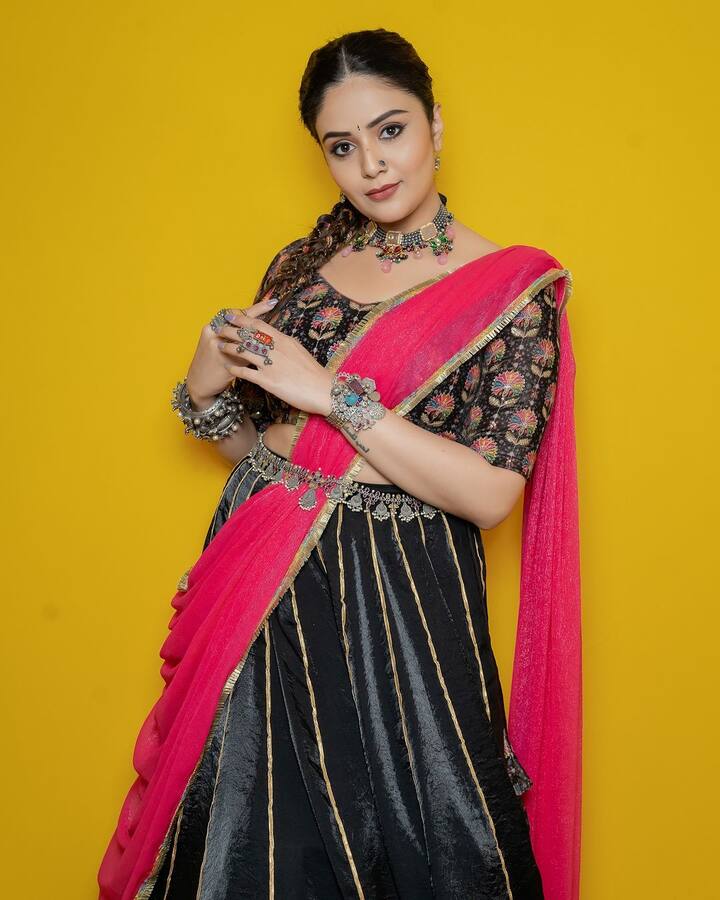 శ్రీముఖి జులాయి సినిమాతో సినీ కెరీర్ను మొదలు పెట్టింది. అనంతరం బుల్లితెరపై యాంకర్గా వచ్చింది. ఇప్పటికీ పలు సినిమాల్లో నటిస్తోంది శ్రీముఖి. (Images Source : Instagram/Sreemukhi)