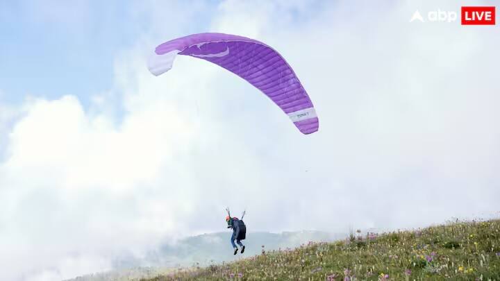 અહીં ગંગટોક, સિક્કિમમાં પણ પેરાગ્લાઈડિંગ કરવામાં આવે છે. ગંગટોકમાં પેરાગ્લાઈડિંગ કરતા લોકો સમુદ્રની સપાટીથી 1650 મીટર ઉપર વાદળો સાથે ઉડે છે.