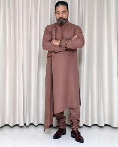 कभी अमिताभ बच्चन की फिल्म में टेक्नीशियन का काम करता था साउथ का ये सुपरस्टार एक्टर, पहचाना?