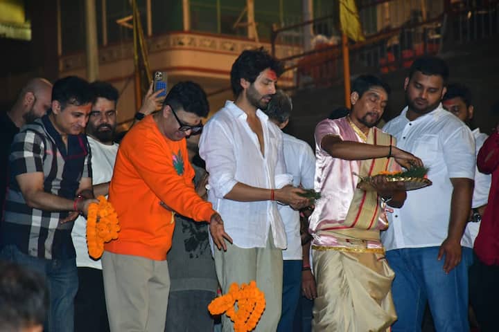 कार्तिक आर्यन वाराणसी के घाट पर पूरी तरह से गंगा मैया की भक्ति में लीन दिखे. उन्होंने माथे पर तिलक भी लगाया हुआ है.