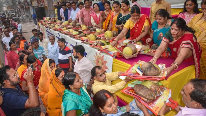 The main ritual takes place on the third day when devotees gather at the water bodies including rivers, ponds and something, before sunrise. They offer ‘arghya’ (offering of water) to the rising Sun, chanting prayers. Image: PTI