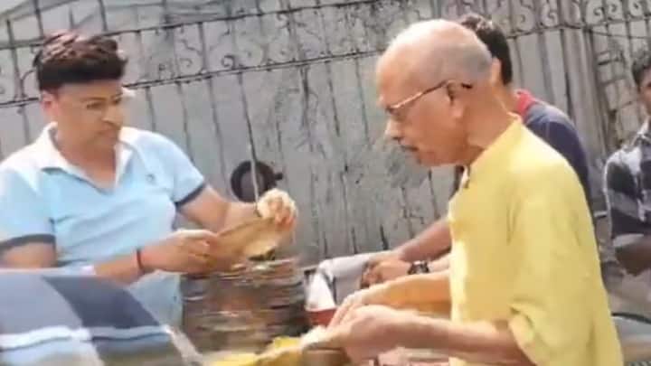 इसके बाद आयोजक और महिला के बीच बहस शुरू हो गई थी. इसके बाद लोगों को खाना दे रहे व्यक्ति ने कहा कि जिन्हें भी जय श्री राम बोलने से आपत्ति हो वो कतार से बाहर निकल जाएं.