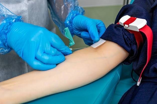 महिलाओं (women health)को खासतौर पर 35 साल की उम्र के बाद अपनी सेहत को लेकर सजग हो जाना चाहिए क्योंकि इस एज के बाद उनके शरीर में कैंसर और दूसरी कई गंभीर बीमारियों के खतरे पनप सकते हैं. इसलिए हेल्थ एक्सपर्ट सलाह देते हैं कि 35 साल की उम्र के बाद हर महिला को कुछ खास मेडिकल टेस्ट जरूर करवाने चाहिए ताकि किसी तरह की गंभीर बीमारी के बारे में समय पर पता चल सके और उसका इलाज संभव हो सके. चलिए जानते हैं कि ऐसे कौन से टेस्ट (genetic screening and test)हैं जो 35 साल के बाद महिलाओं को करवा लेने चाहिए.