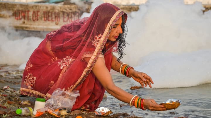 Chhath Puja 2024: यमुना ने जहीरील झाग के साथ-साथ सियासी भी देखने को मिली. सत्तारूढ़ आम आदमी पार्टी और बीजेपी एक दूसरे पर हमलावर हैं.