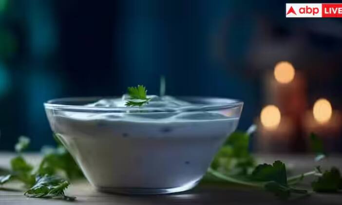 ਚਾਹੇ ਤੁਸੀਂ ਸਾਦਾ ਦਹੀਂ ਖਾਓ ਜਾਂ ਰਾਇਤਾ ਵਾਲਾ ਦਹੀਂ, ਤੁਸੀਂ ਇਸ ਨੂੰ ਕਿਸੇ ਵੀ ਖਾਣੇ ਨਾਲ ਖਾ ਸਕਦੇ ਹੋ। ਦਹੀਂ ਪੇਟ ਅਤੇ ਦਿਮਾਗ ਦੋਵਾਂ ਲਈ ਬਹੁਤ ਫਾਇਦੇਮੰਦ ਹੁੰਦਾ ਹੈ। ਮਸਾਲੇਦਾਰ ਭੋਜਨ ਦੇ ਨਾਲ ਰਾਇਤੇ ਵਾਲਾ ਦਹੀਂ ਖਾਣਾ ਸਿਹਤ ਲਈ ਨੁਕਸਾਨਦਾਇਕ ਸਾਬਤ ਹੋ ਸਕਦਾ ਹੈ। ਬਿਰਯਾਨੀ ਦੇ ਨਾਲ ਮਸਾਲੇਦਾਰ ਰਾਇਤੇ ਵਾਲਾ ਦਹੀਂ ਸਿਹਤ ਲਈ ਠੀਕ ਨਹੀਂ ਹੈ। ਇਸ ਨਾਲ ਪਾਚਨ ਸੰਬੰਧੀ ਸਮੱਸਿਆਵਾਂ ਹੋ ਸਕਦੀਆਂ ਹਨ। ਇਹ (IBS), (IBD), ਜਾਂ ਐਸਿਡ ਰਿਫਲਕਸ ਦਾ ਕਾਰਨ ਬਣ ਸਕਦਾ ਹੈ, ਕਿਉਂਕਿ ਕਈ ਵਿਅਕਤੀ ਮਸਾਲੇਦਾਰ ਭੋਜਨ ਨਾਲ ਇਸ ਨੂੰ ਪਚਾ ਨਹੀਂ ਪਾਉਂਦੇ ਹਨ, ਉਨ੍ਹਾਂ ਨੂੰ ਮੁਸ਼ਕਿਲ ਹੁੰਦੀ ਹੈ। ਇਸ ਕਰਕੇ ਮਸਾਲੇਦਾਰ ਭੋਜਨ ਨਾਲ ਰਾਇਤੇ ਵਾਲਾ ਦਹੀਂ ਨਹੀਂ ਖਾਣਾ ਚਾਹੀਦਾ ਹੈ।