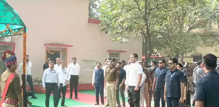 उत्तर प्रदेश स्थित रायबरेली से सांसद और नेता प्रतिपक्ष राहुल गांधी मंगलवार को अपने संसदीय क्षेत्र पहुंचे. यहां उन्होंने हनुमान जी की पूजा अर्चना की. बाद में दिशा की बैठक में शामिल हुए.