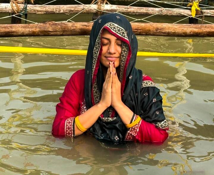 भोजपुरी एक्ट्रेस और सिंगर अक्षरा सिंह इस साल पहली बार छठ कर रही हैं. मंगलवार (04 नवंबर) को उन्होंने फेसबुक और ट्विटर (एक्स) पर छठ के पहले दिन (नहाय-खाय) की तस्वीरों को शेयर किया है.