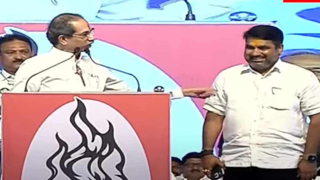 मधुरिमाराजेंच्या माघारीनंतर संतापले, उद्धव ठाकरेंनी भर सभेत सतेज पाटलांना आपुलकीने जवळ घेतलं, कार्यकर्त्यांचा एकच जल्लोष, नेमकं काय घडलं? Maharashtra Assembly Elections 2024 Uddhav Thackeray on Satej Patil after getting angry on Madhurima raje withdrawal from Kolhapur North Assembly Constituency Marathi News मधुरिमाराजेंच्या माघारीनंतर संतापले, उद्धव ठाकरेंनी भर सभेत सतेज पाटलांना आपुलकीने जवळ घेतलं, कार्यकर्त्यांचा एकच जल्लोष, नेमकं काय घडलं?