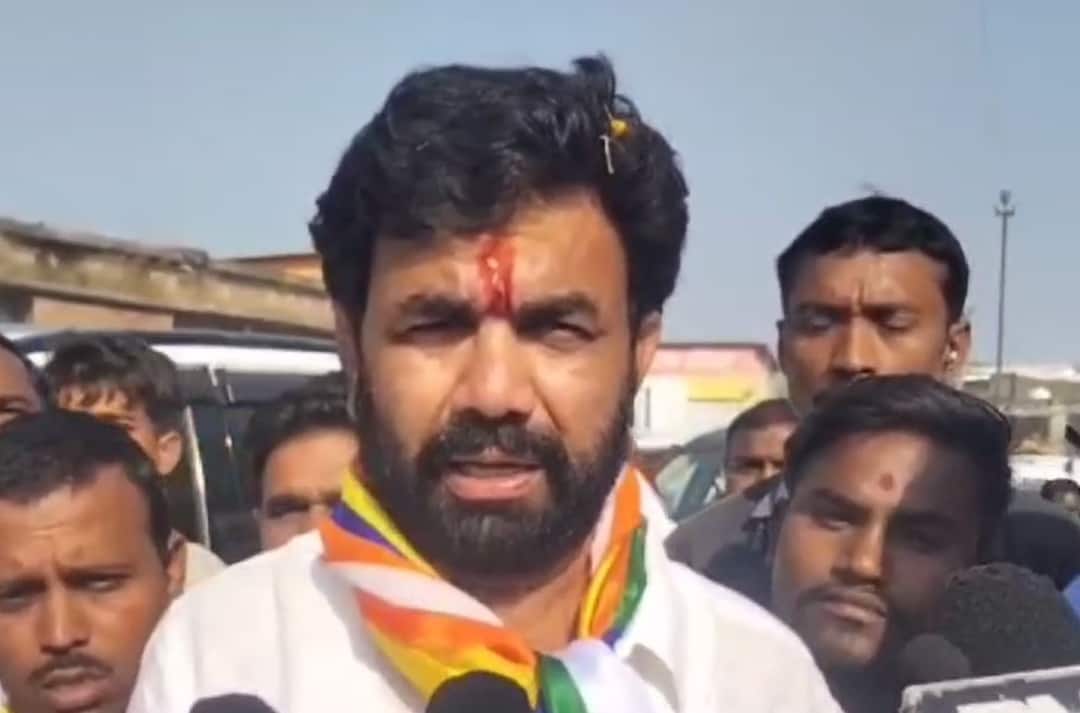 Maharashtra Assembly Election 2024 Independent candidate of Muktainagar Constituency Vinod Sonawane vehicle attacked by unknown persons मुक्ताईनगर मतदारसंघाचे अपक्ष उमेदवार विनोद सोनावणे यांच्या वाहनावर अज्ञातांचा हल्ला,  राजकीय क्षेत्रात खळबळ