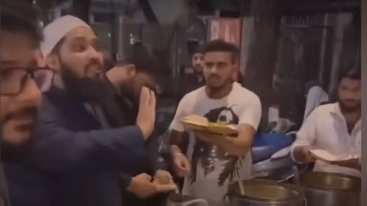 अब ये वीडियो सोशल मीडिया पर वायरल हो रहा है. इस वीडियो में युवक लगातार लोगों से खाना खाने की अपील कर रहा है.