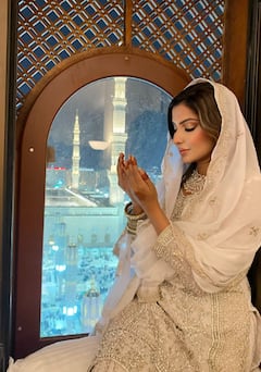 बिग बॉस ओटीटी 3  फेम सना सुल्तान ने गुपचुप किया मदीना में निकाह, शेयर की तस्वीरें, शौहर का छिपाया चेहरा