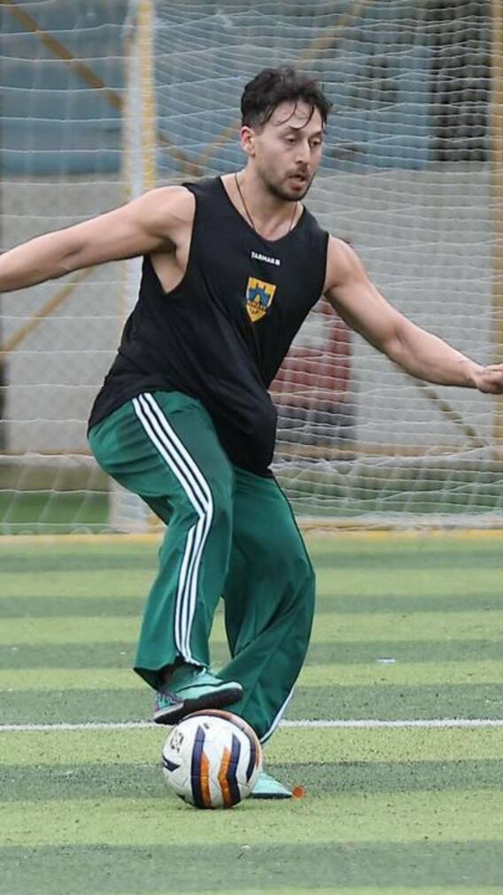 রুপোলি পর্দার নায়ক যখন পেশাদার ফুটবলার