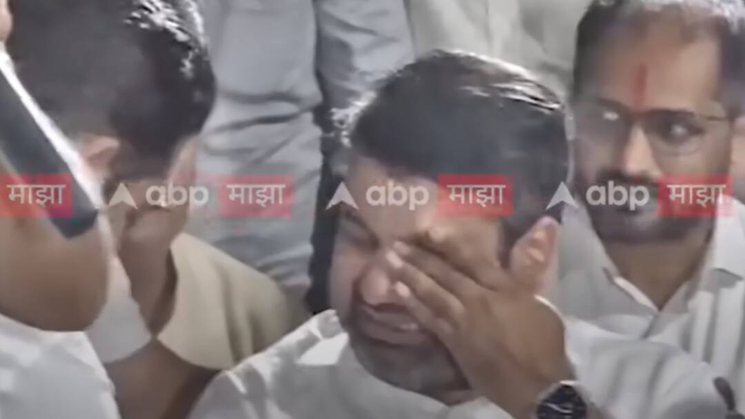 Satej Patil get emotional crying after congress madhurima raje take back nomination from Kolhapur North Satej Patil: खमके सतेज पाटील रडतरडत म्हणाले, 