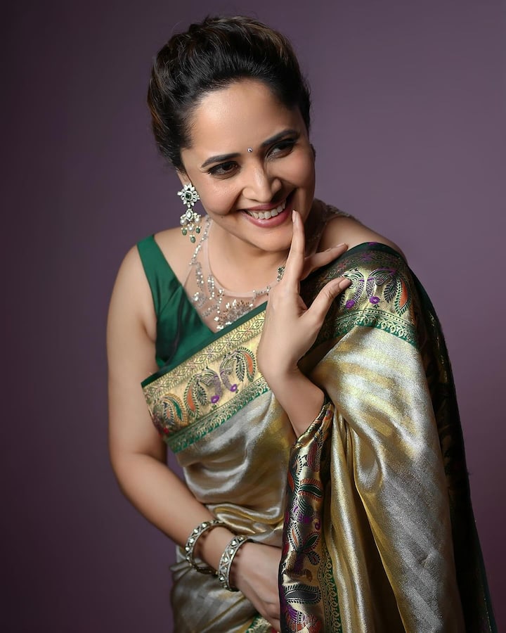 అనసూయ అసలే చీర కట్టారు. ఆపై అందంగా ఓ నవ్వు నవ్వారు. ఇంకేముంది? దీపావళి వెలుగులు అన్నీ ఆమె ముఖంలో ఒక్కసారి వచ్చినట్టు ఉందని ఫ్యాన్స్ కాంప్లిమెంట్స్ ఇస్తున్నారు. (Image Courtesy: itsme_anasuya / Instagram)