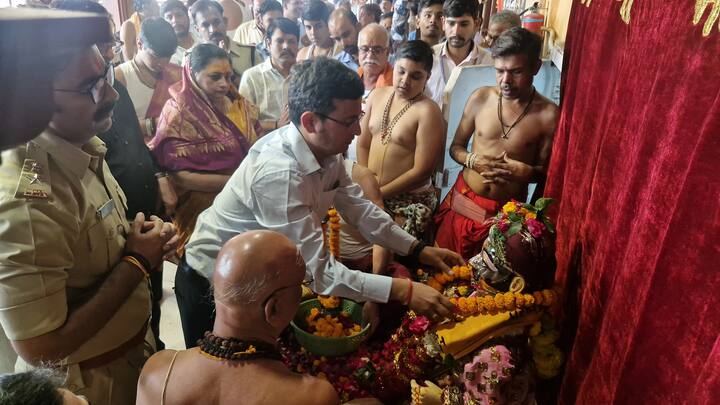 महाकालेश्वर मंदिर प्रबंध समिति के प्रशासक गणेश कुमार धाकड़ ने बताया कि कार्तिक और अगहन मास में भगवान महाकाल इस तरह नगर भ्रमण पर निकलते हैं, जिस तरह सावन और भादो मास में निकलते हैं. उन्होंने बताया कि कार्तिक मास के पहले सोमवार भगवान महाकाल की सवारी निकली. सवारी का स्वरूप सावन और भादो मास की तरह ही था.