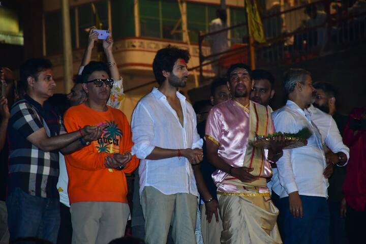 कार्तिक आर्यन की ये तस्वीरें वाराणसी के गंगा घाट की हैं. जहां एक्टर मंगलवार की शाम पहुंचे थे.