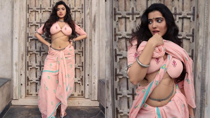 Ketika Sharma Latest Photos: కేతికా శర్మ అండ్ శారీ... డెడ్లీ గ్లామరస్ కాంబో అని చెప్పాలి. ప్రజెంట్ ఈ అమ్మడు సోషల్ మీడియాను షేక్ చేస్తోంది. అందుకు రీజన్ ఈ ఫోటోలు. ఓ లుక్ వెయ్యండి.