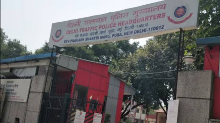 अगर आपने ट्रैफिक का कोई नियम नहीं तोड़ा है. लेकिन आपका चालान आ गया है. तो आप सेंट्रल दिल्ली के टोडापुर में ट्रैफिक पुलिस के हेड क्वार्टर में मौजूद नोटिस ब्रांच के दफ्तर में शिकायत कर सकते हैं. आप खुद जाकर के भी शिकायत दर्ज कर सकते हैं मेल के जरिए भी कर सकते हैं.