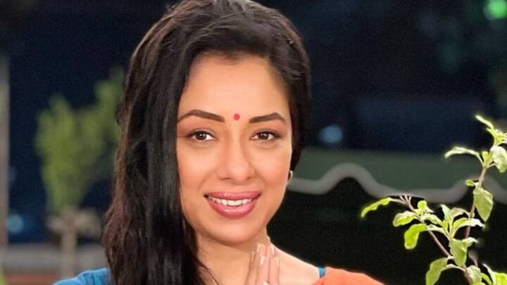 সংবাদমাধ্যমে মুখ খুলেছেন এষা। তাঁর দাবি, সিরিয়ালে নিপীড়িত নারীর চরিত্রে অভিনয় করেন রূপালী। স্বামীর বিবাহ বহির্ভূত সম্পর্ক, পরিবারের লাঞ্ছনার শিকার মহিলার ভূমিকায় অভিনয় করে পুরস্কার পেয়েছেন রূপালী, প্রতিপত্তি হয়েছে তাঁর। কিন্তু বাস্তবে রূপালী অন্যের সংসার ভেঙে নিজে সুখী হয়েছেন। একজন বাবাকে তাঁর সন্তানের থেকে আলাদা রেখেছেন।