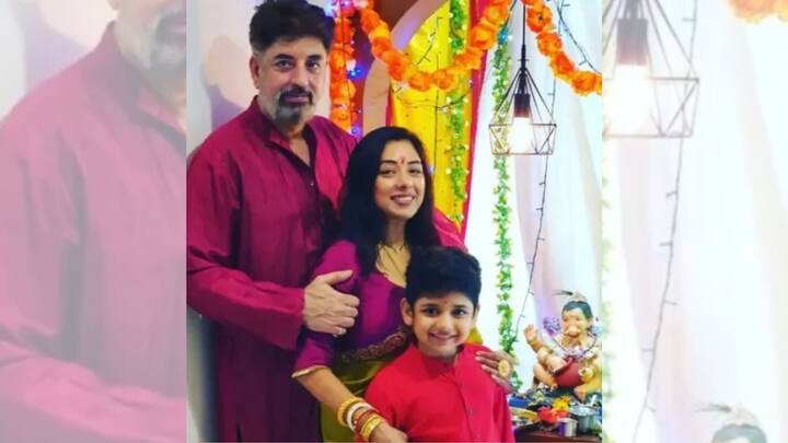 রূপালীর আগে আরও দু'বার বিয়ে করেন অশ্বিন। প্রথম বিয়ে নিয়ে তেমন কিছু জানা যায় না। ১৯৯৭ সালে প্রাক্তন মিস কর্নাটক, স্বপ্না কে বর্মাকে বিয়ে করেন তিনি। আমেরিকার নিউ জার্সিতে মেয়েকে নিয়ে সংসার পাতেন তাঁরা। ২০১৩ সালে রূপালী এবং অশ্বিন বিয়ে করেন। সে বছর ২৫ অগাস্ট তাঁদের ছেলে জন্ম নেয়। এষার দাবি, বাবা তাঁদের ছেড়ে চলে যাওয়ার পর, রোজগারের জন্য নানা রকমের কাজ করেন তাঁর মা। একাধিক পার্টটাইম কাজ নেন। একাহাতে তাঁকে বড় করেন।