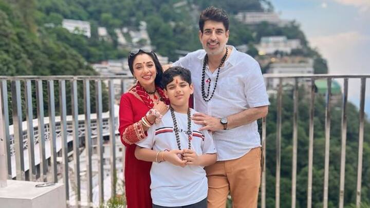 অশ্বিন এবং রূপালীর সঙ্গে এষার একটি ছবি সোশ্যাল  মিডিয়ায় ছড়িয়ে পড়ে, যেখানে হাসিমুখেই দেখা যায় সকলকে। যদিও এষার দাবি, তিনি বাবার সঙ্গে দেখা করতে গিয়েছিলেন। সেই সময় জোরাজুরি করেই ওই ছবি তোলানো হয় তাঁকে। সেই ছবি যে সোশ্যাল মিডিয়ায় দেওয়া হবে, তা আঁচ করতে পারেননি তখন।