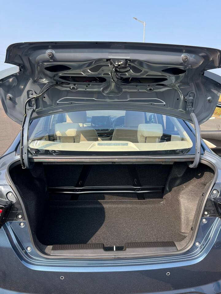 मारुति की गाड़ी में 382 लीटर का बूट-स्पेस दिया गया है. इस गाड़ी की ग्राउंड क्लीयरेंस 163 mm है. नई मारुति डिजायर में रियर AC वेंट्स, डिजिटल इंस्ट्रूमेंट क्लस्टर, क्रूज कंट्रोल और क्लाइमेट कंट्रोल जैसे कई दमदार फीचर्स दिए गए हैं.