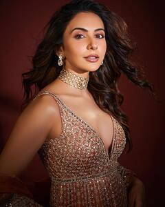 Rakul Preeth Singh : రకుల్ ప్రీత్​సింగ్​ని చూశారా? డీప్ నెక్ డ్రెస్​లో దియాలా మెరిసిపోతున్న బ్యూటీ
