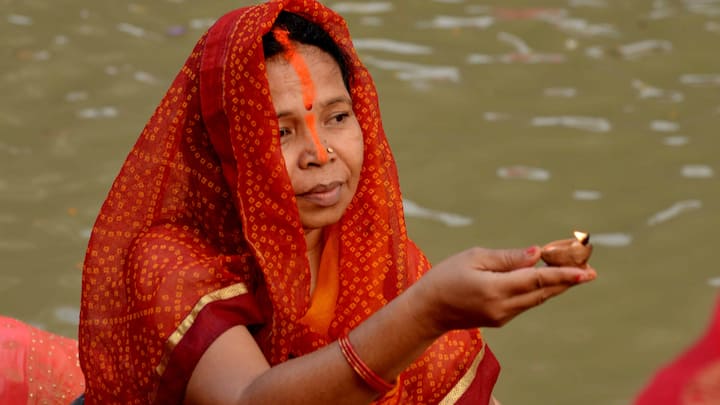 Devotees all began their day after taking a holy dip in the river Ganga. Bihar Deputy CM Samrat Chaudhary was seen distributing puja materials to women in the capital, Patna.