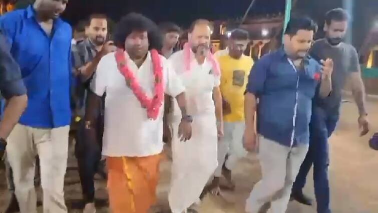 Yogi Babu who had darshan of Swami at Tanjore Big Temple: People enjoying taking selfies - tnn தஞ்சை பெரிய கோயிலில் யோகிபாபு சுவாமி தரிசனம்: செல்பி எடுத்து மகிழ்ந்த மக்கள்