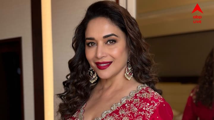 খাওয়ার সঙ্গে সঙ্গে কড়া শরীরচর্চাও করেন মাধুরী দিক্ষীত