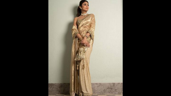 5. Shilpa Shetty: The golden saree makes a beautiful impression with its contrasting details and matching bag. Its rich texture and classic drape combines elegance and charm, making it a perfect choice for evening Chhath ceremonies. (Image Source: Instagram/@theshilpashetty)