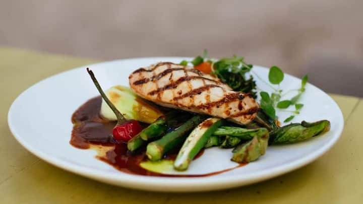 প্রোটিন ভেঙে শরীরে নাইট্রোজেন বর্জ্য পদার্থ তৈরি হয়। যা মূত্রের মাধ্যমে নির্গমন প্রয়োজন। এর ফলে কিডনির উপর চাপ পড়ে। পাশাপাশি ডিহাইড্রেশনের আশঙ্কাও তৈরি হয়।