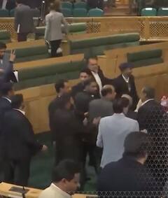 J&K विधानसभा में अनुच्छेद 370 के प्रस्ताव की बहाली को लेकर हंगामा हुआ | ABP News Shorts