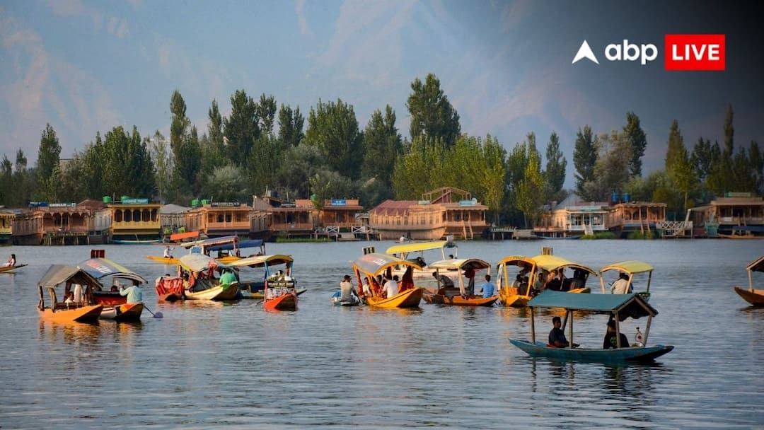 Severe Weather in Srinagar Boat Capsizing 12 Tourists Rescued After Storm ANN श्रीनगर के डल झील में पलटी नाव, 12 पर्यटक बाल-बाल बचे, मौसम विभाग का अलर्ट