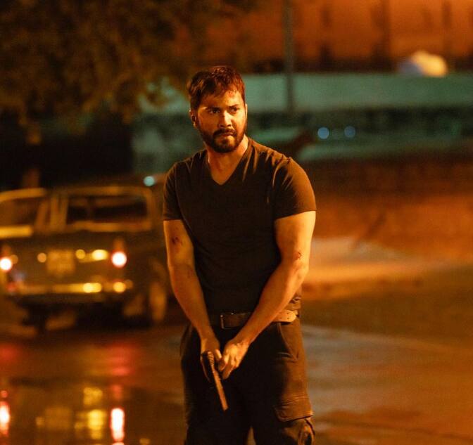 सिटाडेल हनी बन्नी वरुण धवन की पहली सीरीज़ है. शोबिज गैलोर की एक रिपोर्ट के मुताबिक वरुण धवन को शो में 'बनी' की भूमिका निभाने के लिए कथित तौर पर 20 करोड़ रुपये की मोटी फीस दी गई है.