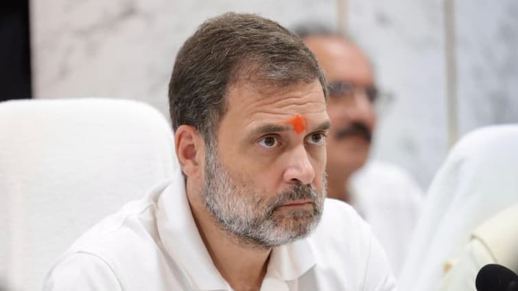 Congress MP Rahul Gandhi Angry on Raebareli DM after Not Receive Call Helpline Number 108 मेरा फोन नहीं उठता, ये सुरक्षा है आपकी? जब डीएम के सामने भड़क उठे राहुल गांधी