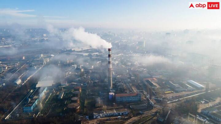 केंद्रीय प्रदूषण नियंत्रण बोर्ड (सीपीसीबी) द्वारा प्रकाशित राष्ट्रीय एक्यूआई के प्रति घंटे अपडेट प्रदान करने वाले समीर ऐप के अनुसार, रात 9 बजे दिल्ली का वायु गुणवत्ता सूचकांक (एक्यूआई) 327 दर्ज किया गया, जिसमें अलीपुर, आनंद विहार, अशोक विहार, आया नगर, बवाना, बुराड़ी, मथुरा रोड, आईजीआई एयरपोर्ट, द्वारका, जहांगीरपुरी, मुंडका, नरेला, पटपड़गंज, रोहिणी, शादीपुर, सोनिया विहार, वजीरपुर, मंदिर मार्ग, नेहरू नगर, नजफगढ़ और अन्य मौसम निगरानी स्टेशनों पर वायु गुणवत्ता 