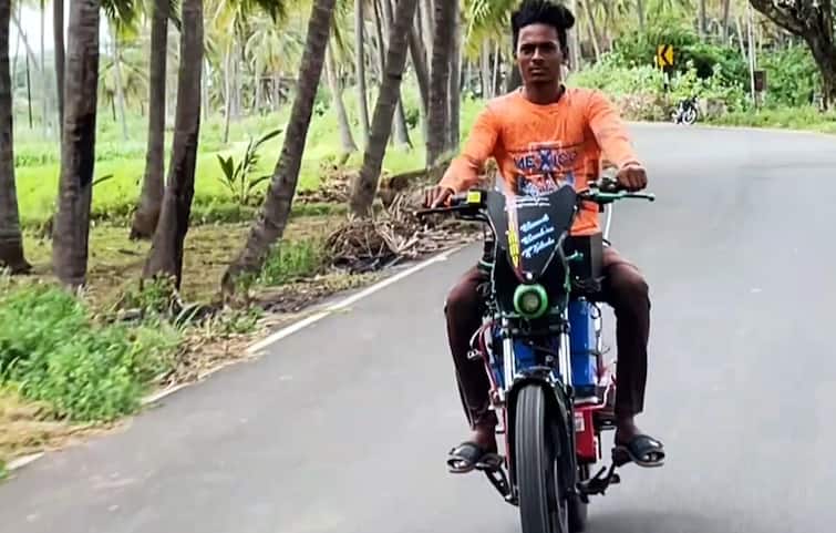 Theni news brothers invent self-charging electric bikes in bodi - TNN தனக்குத் தானே செல்ஃப் சார்ஜிங் செய்து கொள்ளும் Bike -  போடி இளைஞர்களின் அசத்தல் கண்டுபிடிப்பு
